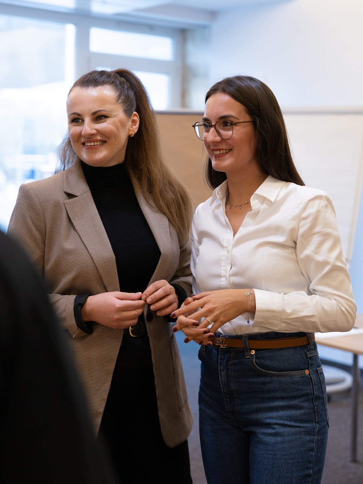 Matea und Iris, beide mit einem sympathischen Lächeln bei einem Workshop.